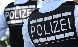 Bürgerinnen und Bürger sollen sich mit Fragen und Hinweisen an die Polizei oder direkt an den Verfassungsschutz wenden. - Verwendung weltweit