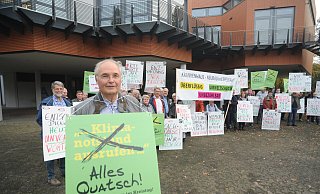 Vor Beginn der Sitzung des Kreistages hatte die Krankenhaus-Bürgerinitiative um Klaus Peitzmeier gegen den möglichen Klinik-Neubau im Lübbecker Land demonstriert. - Joern Spreen-Ledebur
