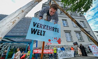 Während im Bielefelder Landgericht gegen Aktivisten der Gruppe Extinction Rebellion verhandelt wird, demonstrieren weitere Klimaaktivisten vor dem Gerichtsgebäude. - Andreas Zobe