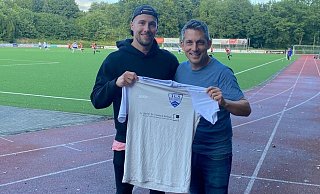 Wieder beim TuS: Jöllenbecks sportlicher Leiter Tobias Demmer (r.) begrüßt Sven Krüger. Foto: bentrup - bazi