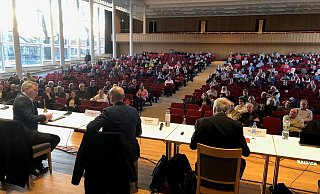 Gut 300 Gäste sind zur Sondersitzung des Stadtrates in die Konzerthalle gekommen. Im Bild hört Bürgermeister Dirk Tolkemitt (links) genau hin, was Bahn-Projektleiter Carsten-Alexander Müller sagt. Rechts sitzt Bahn-Sprecher Volker Vorwerk. - Thomas Reineke