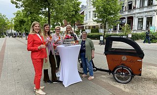 Freuen sich auf den Abendmarkt: Beate Krämer (v. l.), Geschäftsführerin der Staatsbad Bad Oeynhausen GmbH, Madeleine Sieker (Feenwald Wellness), Anke Schneider (Feinspezialitäten Anke Schneider), Julia Dabarca Janeiro (Auszubildende der Staatsbad GmbH) und Margaret Weirich (Hundegeschichten). - Staatsbad GmbH
