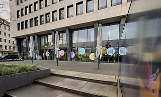 Die Terrassenmöbel sind weg, das Innere der Gastronomie am Kesselbrink ist übergangsweise zur Verkaufsfläche geworden. - © Andreas Zobe