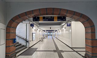 Am und im Herforder Bahnhof sind weitere Modernisierungsarbeiten geplant. Die Treppen hoch zu den Gleisen wurden bereits erneuert. - Susanne Barth