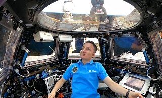 Über ihm schwebt die Erde im All: Astronaut Matthias Maurer blickt von der Kuppel der ISS auf seinen Heimatplaneten. - dpa/NASA/ESA-M.Maurer