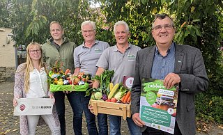 Jana Berger vom Bundesverband Regionalbewegung (v. l.), WLV-Geschäftsführer Matthias Peters, die Biobauern Andreas und Klaus Engemann sowie Kreisverbandsvorsitzender Antonius Tillmann laden zum Erntedankmarkt bei der Oktoberwoche ein.? - Burkhard Battran