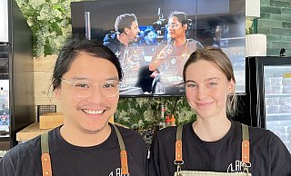 Linh-Khang Ho in seinem Asia-Schnellrestaurant "Lan Linh 1979". Als er den Laden an der Bielefelder Straße im August 2022 von seinen Eltern übernahm, half ihm zunächst lediglich Freundin Rosa Rickert. Jetzt, durch große Caterings - wie auf dem Bild im Hintergrund in Krefeld mit Take-TV-Gründer Denis Gehlen - braucht er mehr Personal. - Natalie Gottwald