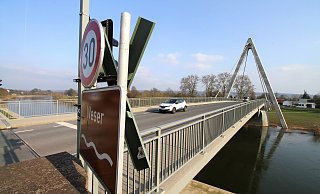 Die Weserbrücke in Höxter harrt der Dinge, die da vom Landesbetrieb kommen mögen. - David Schellenberg