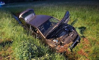 Drei Männer (18, 23 und 24) waren in dem Scirocco eingeschlossen. Sie wurden bei dem Alleinunfall verletzt und im Krankenhaus weiterbehandelt. - Polizei Herford