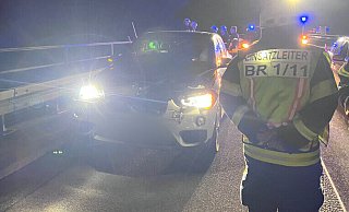 Bei dem Unfall nahe der Anschlussstelle Warburg auf der A44 wurde eine Person verletzt. - Feuerwehr Breuna