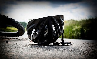 Ein Fahrrad liegt am Boden, daneben ein Helm. - picture alliance / Fotostand