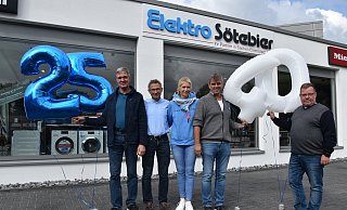 Torsten Wibbing (v. l.) und Peter Voß arbeiten seit 25 Jahren bei Elektro Sötebier. Jens Delbrügge (r.) ist bereits seit 40 Jahren dabei. Corinna und Klaus Sötebier (2. v. r.) sind dankbar für die Treue der Jubilare. - Birgit Nolte