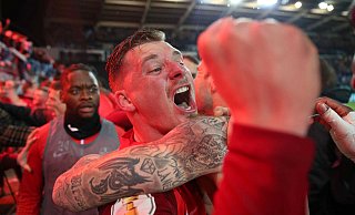 Der Ex-Paderborner Marlon Ritter ballt nach dem Finaleinzug in Saarbrücken vor dem Lauterer Fanblock die Siegerfaust. - picture alliance