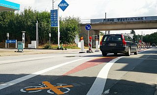 In Höhe der Aral-Tankstelle an der Bielefelder Straße ist eine Baustelle. Jetzt schon seit weit über dreieinhalb Monaten. - Susanne Barth