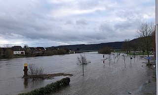 Das Hochwasser am Montag in Beverungen: Die Weser ist ein langer, breiter Fluss. - Nicole Fischer