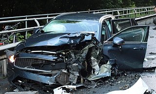 Der Volvo kam auf der Fahrbahn zum Stehen. - Polizei Minden-Lübbecke