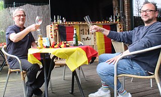 Alles ist bereit: Andreas Köppe (l.) und Mario Fürstenau freuen sich auf fußballbegeisterte Gäste. Der Fernseher im Hintergrund ist wirklich groß. - Meiko Haselhorst