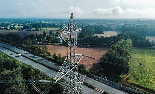 Die Tennet-Mitarbeiter bei der Arbeit hoch über der Autobahn 33. - Tennet