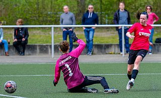 Arminia Bielefelds B-Juniorin Nele Pieper (r.) erzielt eines ihrer drei Treffer beim 10:1 über Berghofen. - Andreas Zobe