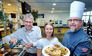 Leiter des Mitarbeiterservices, Andreas Fox (v.l) gießt sich ein Wasser ein. Daneben stehen Mitarbeiterin Ann-Katrin Uffmann und Küchendirektor Martin Wittkowsky. - Barbara Franke