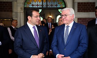 Bundespräsident Frank-Walter Steinmeier (r.) wird von Ekrem Imamoglu, Oberbürgermeister von Istanbul, durch den Bahnhof Istanbul Sirkeci geführt. Steinmeier ist zu einem dreitägigen offiziellen Besuch in der Türkei. - Bernd Von Jutrczenka