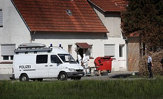 Die Spurensicherung untersucht das Haus. - Gerald Dunkel