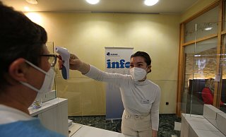 2G im Lukas-Krankenhaus Bünde. Jeder Besucher muss genesen oder geimpft sein und wird noch auf seine Körpertemperatur untersucht. - Gerald Dunkel