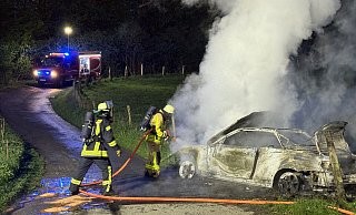 Die Feuerwehren aus Bruchhausen und Ottbergen rücken am frühen Samstagmorgen zu einem Fahrzeugbrand aus. - Feuerwehr Höxter