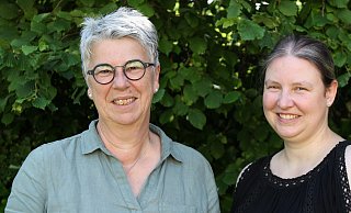 Abschied auch vom Träger: Regionalleiterin Kirsten Gerold (r.) wünscht Barbara Andelefski (64) nach so vielen Berufsjahren in der Kita Mariä Himmelfahrt alles Gute. - Kita/Schlichter