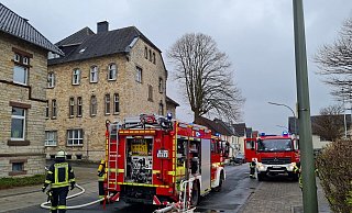 An der Poststraße in Fürstenberg waren etwa 60 Einsatzkräfte der Feuerwehr im Einsatz. - Feuerwehr
