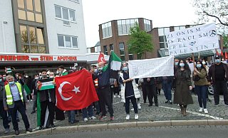 Sehr kritisch setzten sich die vorwiegend türkischstämmigen Demonstranten mit der aktuellen Politik Israels auseinander. - Karsten Schulz