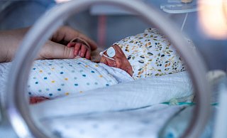 Extreme Frühchen sollen in OWL nach dem Willen des NRW-Gesundheitsministeriums künftig nicht mehr an fünf, sondern nur noch an drei Standorten versorgt werden dürfen. - picture alliance/dpa