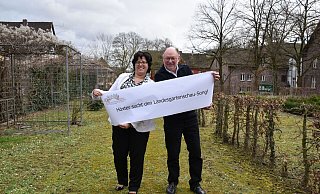 Für die Landesgartenschau wird ein Songe gesucht - und Elfen. Landesgartenschau-Geschäftsführer Claudia Koch und Heinrich Sperling werben für die Teilnahme am Wettbewerb zum LGS-Song. - LGS Höxter