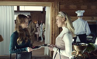 Lisi Madlmeyer (l., gespielt von Sofie Eifertinger) will sich mit Model und Influencerin Vanessa von Höhenfeldt (Valerie Huber) anfreunden, um mehr über den Tod ihres Bruders herauszufinden. - Netflix / Walter Wehner