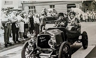 Eine Ausfahrt in Lübbecke an der Ecke Niedernstraße/Bäckerstraße. - Sammlung Ernst Spindler