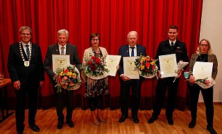 Bürgermeister Uwe Gockel bedankt sich bei (v. l.) Josef Pasel, Jutta Hopp, Hans-Josef Wippermann, Nico Ahle und Silke Kleber, die den Preis stellvertretend für ihre Tochter Laura annahm. - Gemeinde Borchen