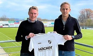 Willkommen am Wiehen: Jugendkoordinator Daniel Lichtsinn (l.) mit dem zukünftigen U23-Trainer Jan Stromberg. - SV Rödinghausen