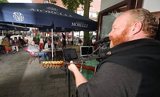 André Deininger war einer der Künstler, die den Abend ohne Gage musikalisch begleiteten. - Peter Steinert
