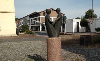 Die ehemals auf dem Kirchvorplatz stehende Bronzestatue ist gestohlen worden. - Polizei Minden-Lübbecke