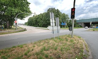 Unter anderem wird die Auffahrt nach Dortmund in Fahrtrichtung Verl auf 180 Meter verlängert. Dafür muss der Grünstreifen beseitigt werden. - Andreas Frücht