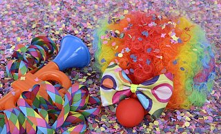 Ein 22-Jähriger steht unter Verdacht, bei einer Karnevalssitzung rassistische Parolen gerufen zu haben. - Image by Annette from Pixabay