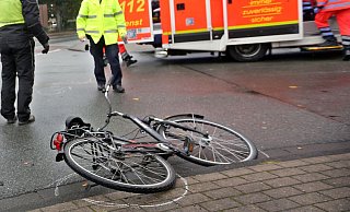 Auf dem Gehweg der Eckendorfer Straße fanden Passanten einen Mann ohne Erinnerung. - Symbolfoto: Sarah Jonek