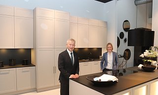 Manfred Wippermann und Melanie Thomann-Bopp in der Austellung von Nolte-Küchen. - Dirk Windmöller