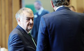 Herbert Reul (l., CDU), Innenminister von Nordrhein-Westfalen, spricht mit dem Ausschussvorsitzenden Dietmar Panske (CDU) vor seiner Zeugenaussage. - David Young