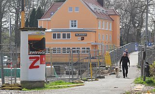Unbekannte haben mit roter Farben ein Z auf die Litfaßsäule vor der Sielbrücke an den Sielterrassen gespüht. - Ulf Hanke
