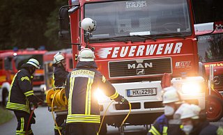 Im Einsatz: Feuerwehrleute aus Höxter haben das Feuer bei Arntz Optibelt gelöscht. (Symbolbild) - Symbolfoto: Niklas Tüns