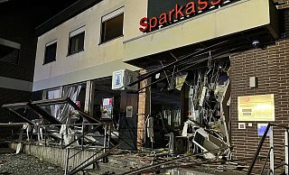 Geldautomat Sparkasse im nordhessischen Breuna nahe Warburg gesprengt - FFW Breuna