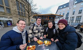 Vier Freunde vor der neuen Fritten-Bude am Hauptbahnhof (v.l.): Dennis, Jannis, Tobias und Moses testen Bärlin Curry. - Andreas Zobe