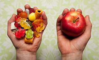 Statt zu den Gummibärchen lieber zum Apfel greifen? Mit dem Aschermittwoch am 14. Februar beginnt die rund 40-tägige Fasten- oder Passionszeit vor Ostern (31. März). - epd-bild / Joern Neumann