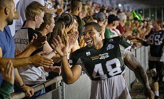 Runningback Jalen Starks feiert mit den Fans auf der Rußheide den Sieg gegen Hamburg. - Andreas Zobe